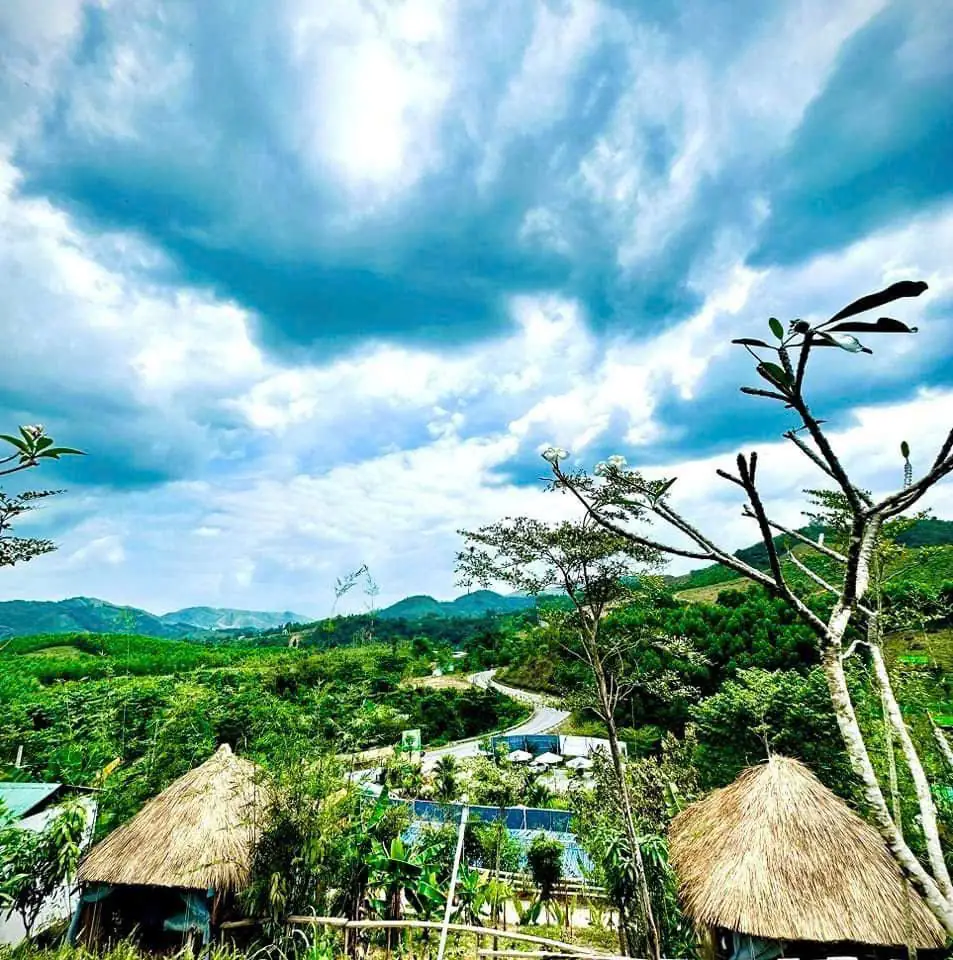 Mây trắng kéo ngang đồi, hai mái chòi tranh phía dưới