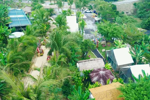 Khu đón tiếp, xe điện và lều chữ A
