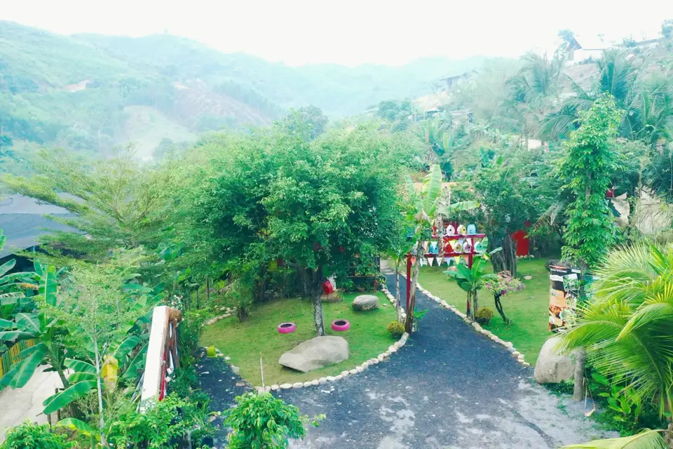 Sân sỏi, xích đu, dãy đồi lên sương